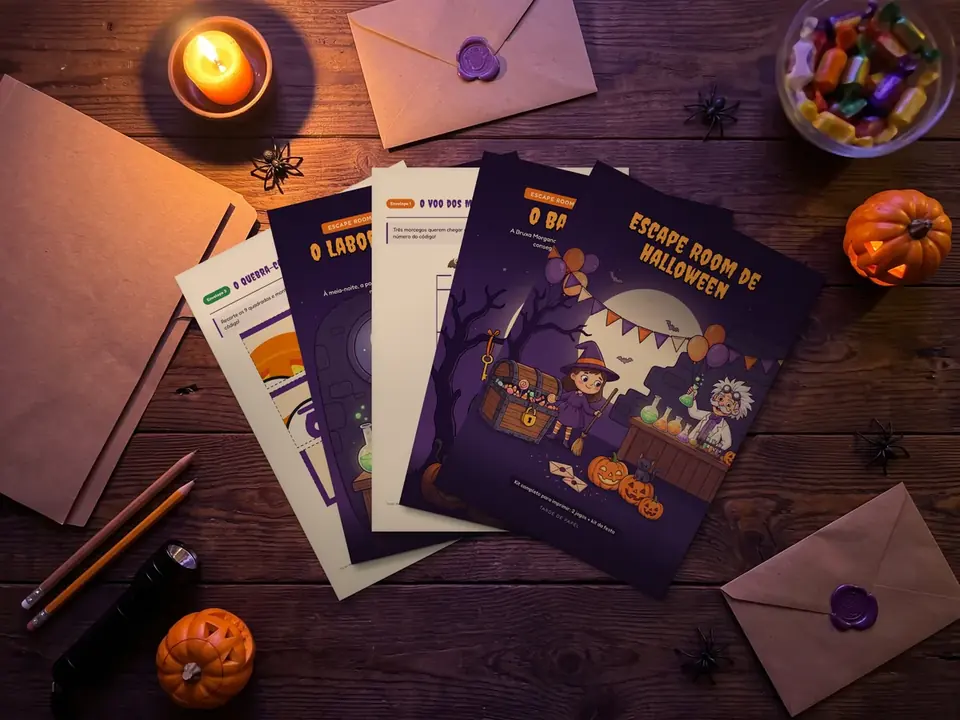 O kit Escape Room de Halloween impresso, em leque sobre a mesa, com a capa, o Baú da Bruxa e os envelopes, à luz de vela